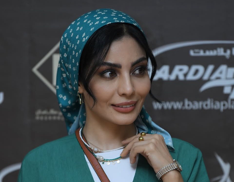 دو بازیگر زن در یک مراسم