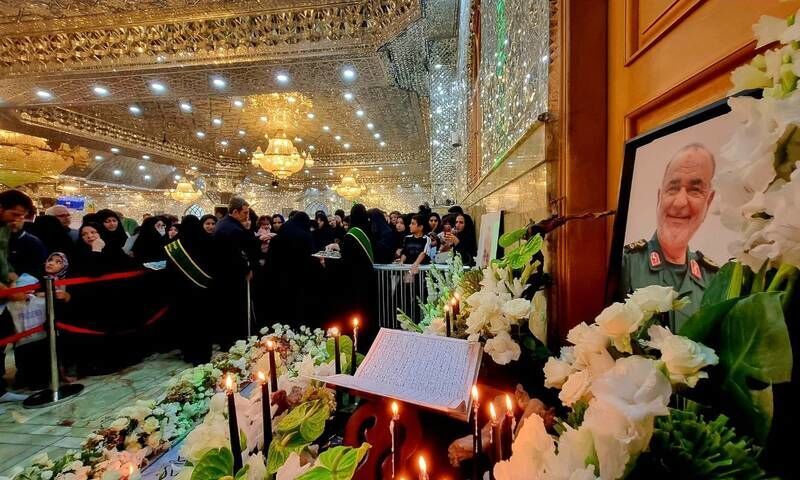 عکس/ اجتماع مردم کنار مزار شهید سپهبد سلامی در شب تولدش