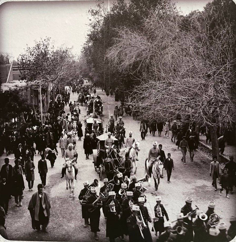 مراسمی دولتی ۱۲۰ سال پیش و در دوره احمد شاه قاجار