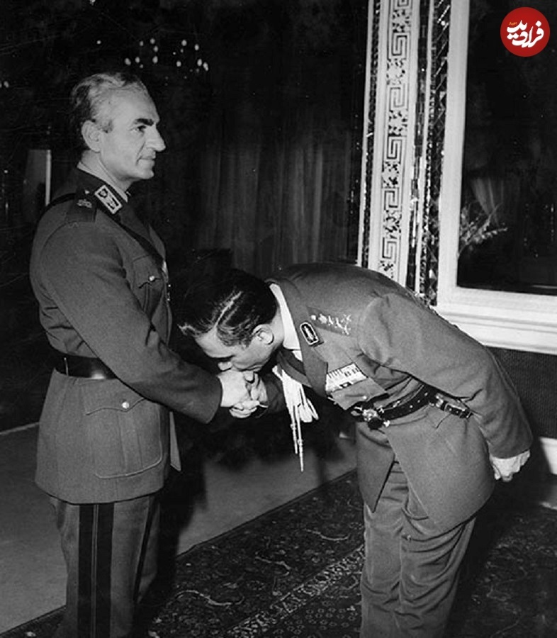 فریدون جم در حال بوسیدن دست شاه