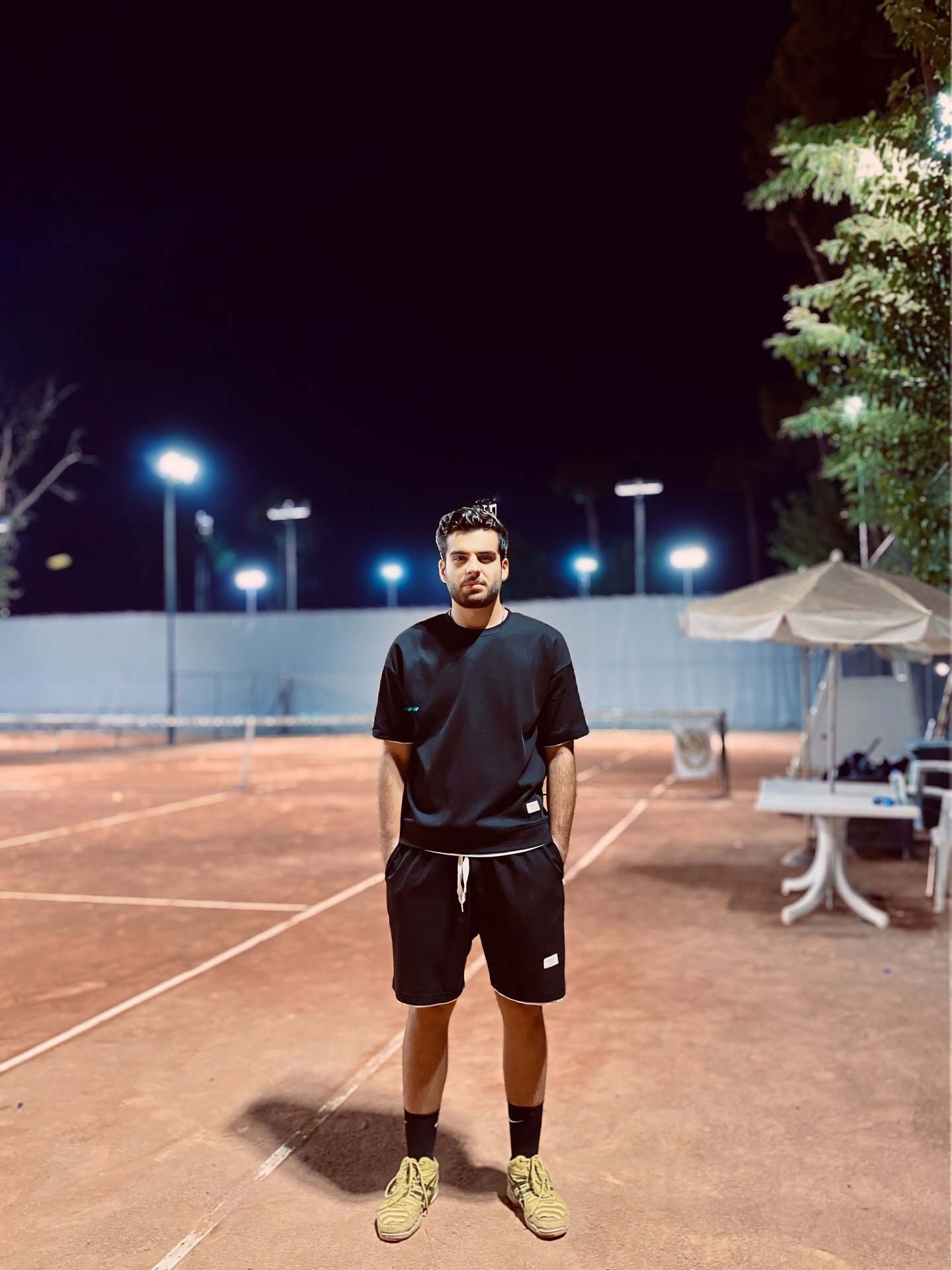 بازیگر سریال بچه مهندس با لباس ورزشی