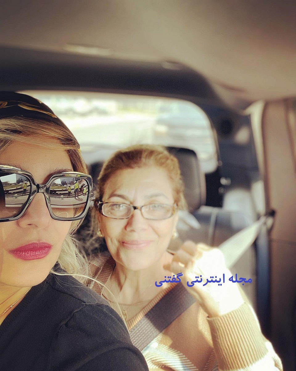 ساره بیات  و مادرش