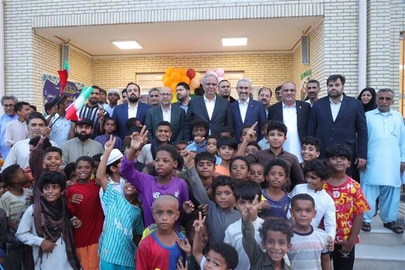 بازدید وزیر اقتصاد از مجتمع آموزشی ۱۲ کلاسه