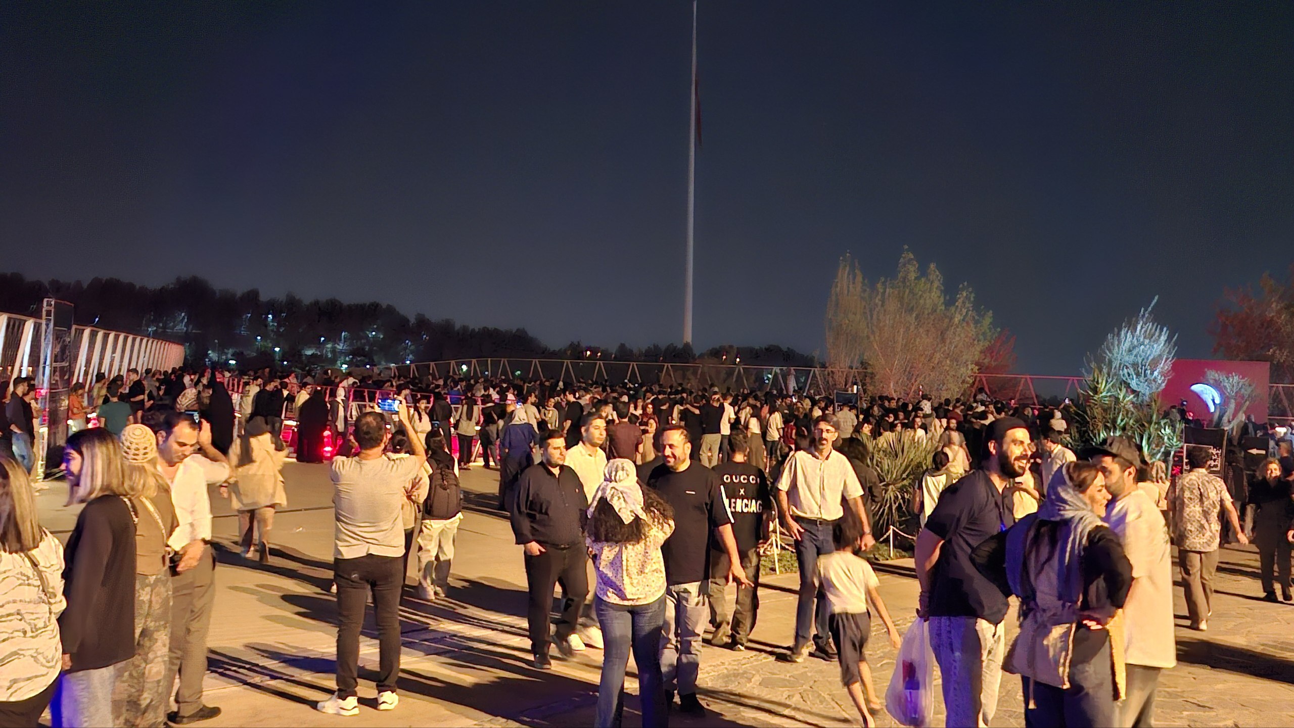 تماشاگران ماه‌گرفتگی در پل طبیعت تهران