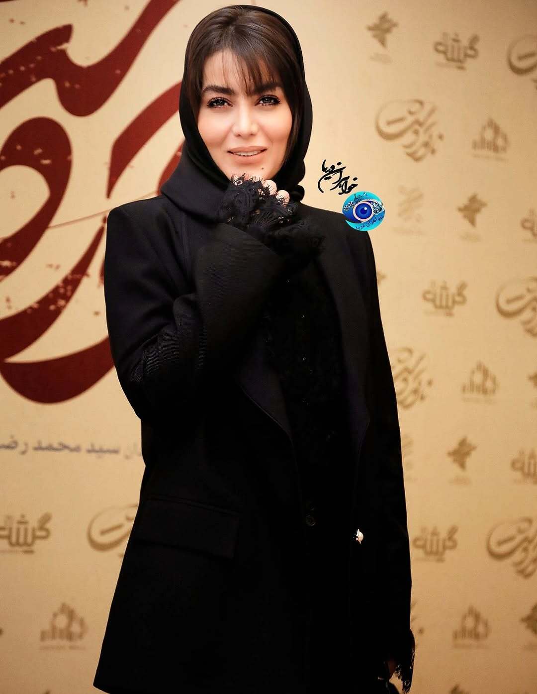 تیپ شیک و رسمی روژان سریال نون خ در یک مراسم