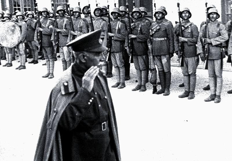 بازدید رضاشاه از نیرو‌های نظامی