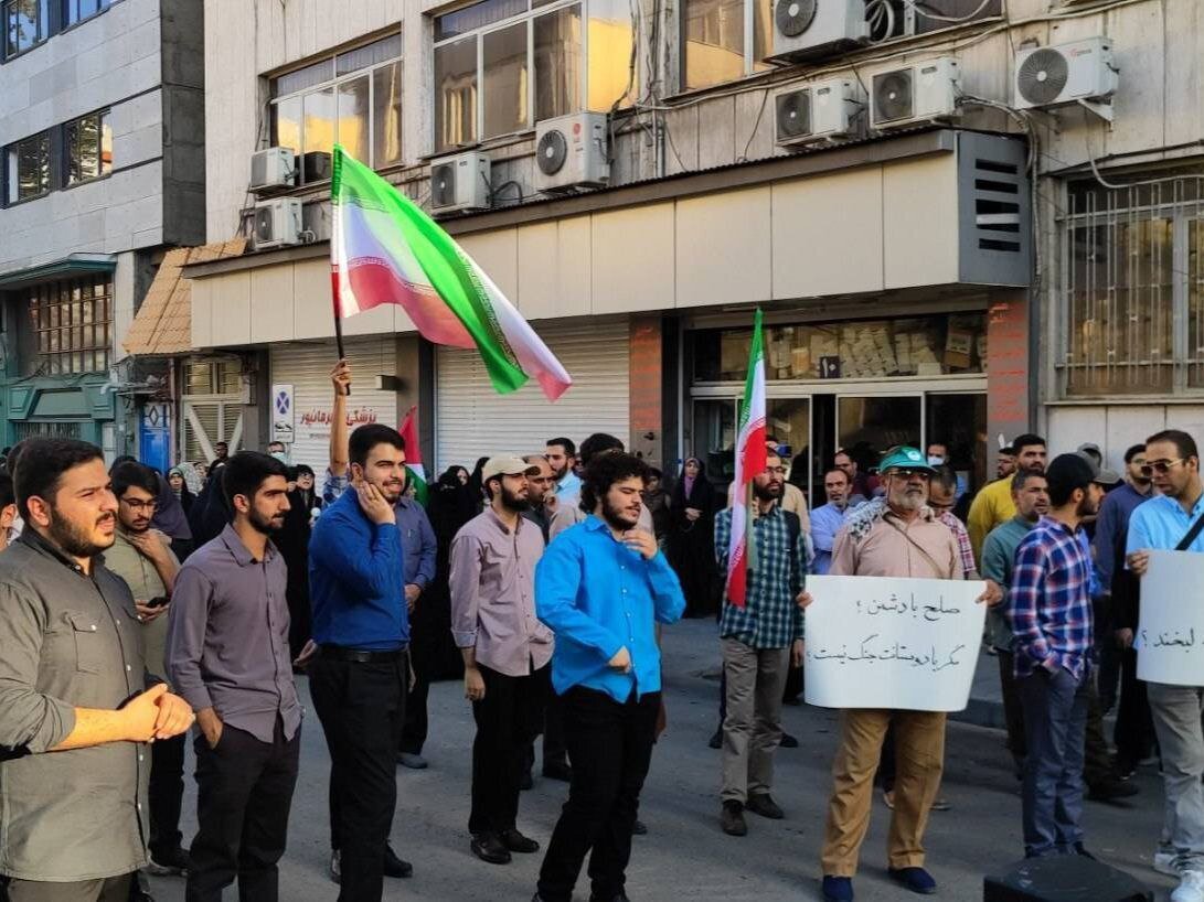 عکس/ تصاویری از تجمع کم تعداد تندروها علیه توافق با آژانس