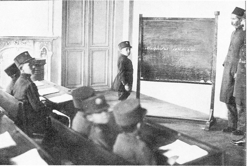 عکس/ محمدرضا پهلوی در کلاس درس