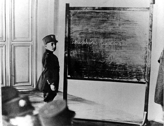 عکس/ محمدرضا پهلوی در کلاس درس