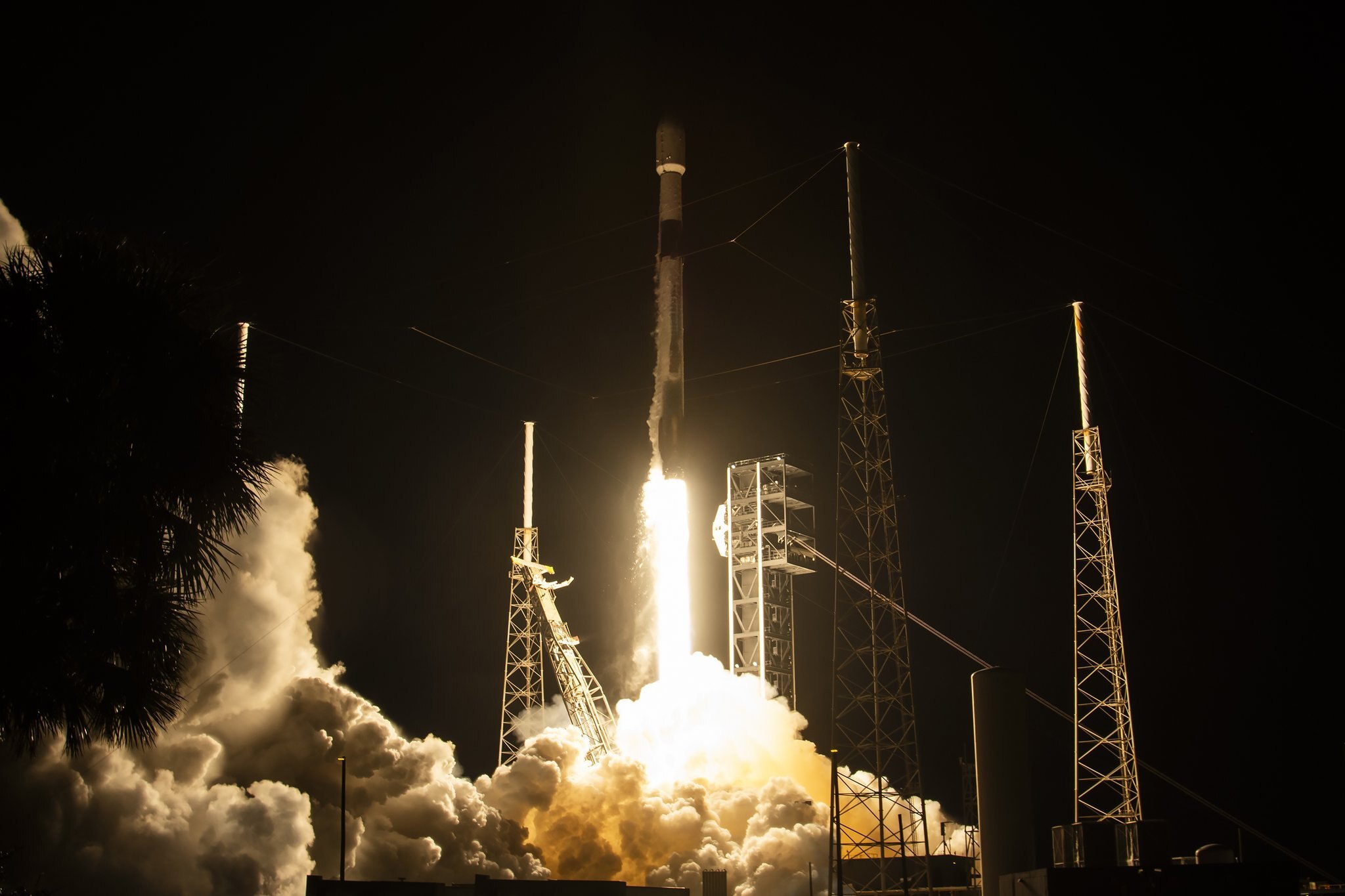 عکس/ پرتاب موفقیت آمیز موشک جدید فالکون ۹