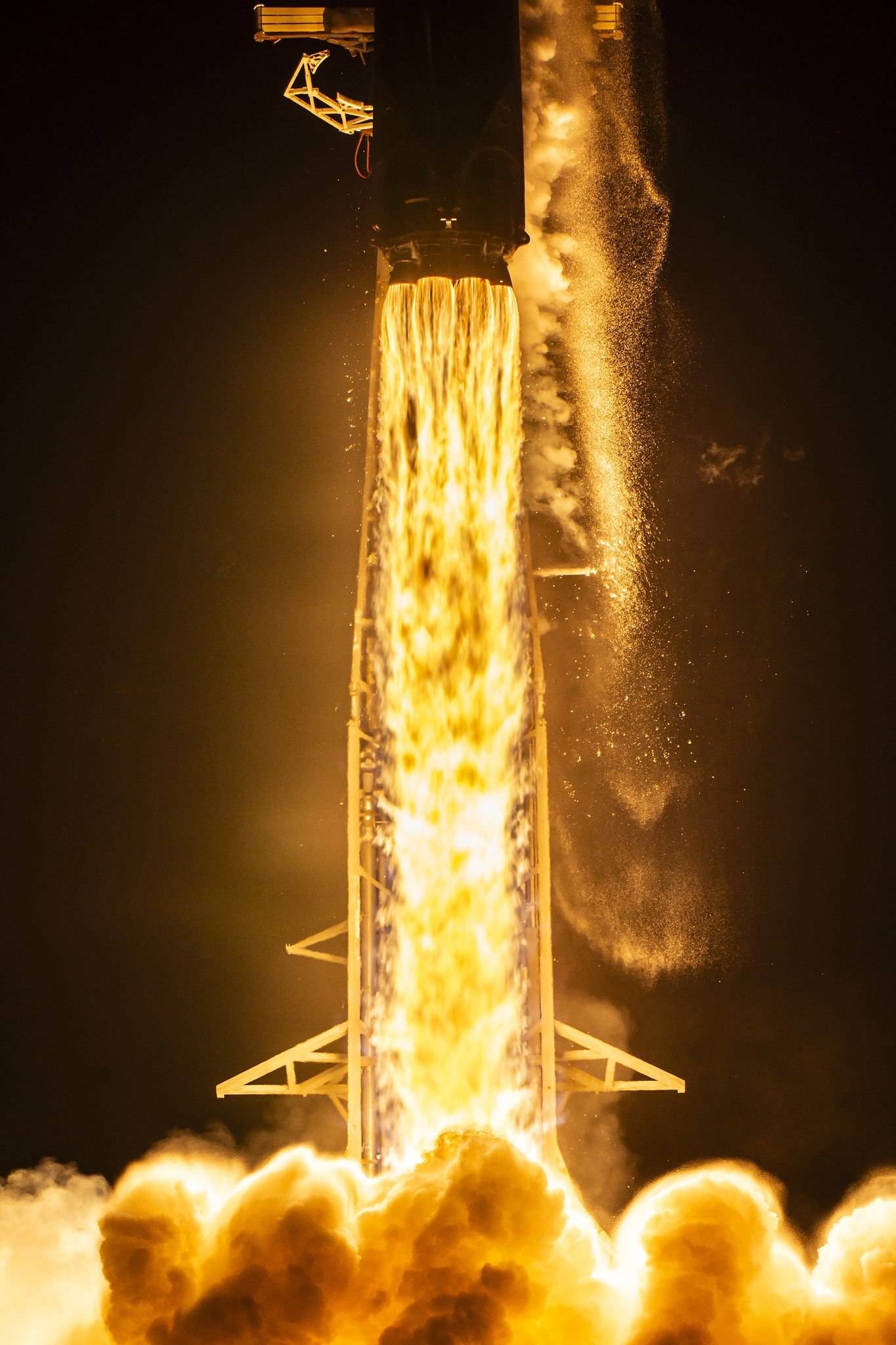 عکس/ پرتاب موفقیت آمیز موشک جدید فالکون ۹