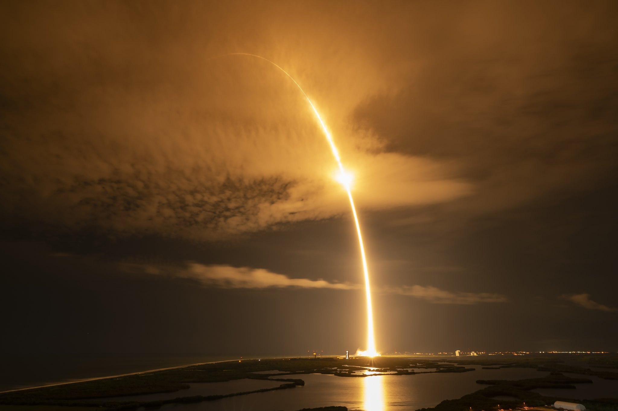 عکس/ پرتاب موفقیت آمیز موشک جدید فالکون ۹