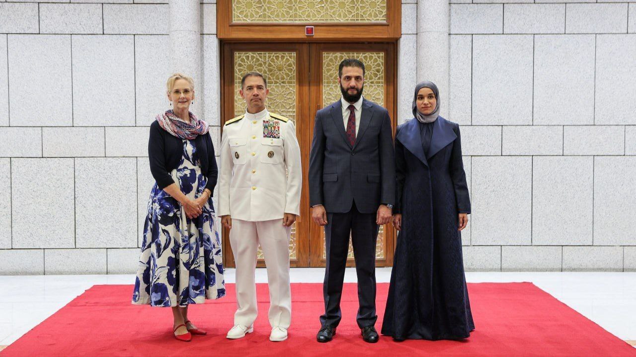 عکس/ استقبال احمد الشرع جولانی و همسرش از فرمانده نیروهای مرکزی ارتش امریکا در دمشق