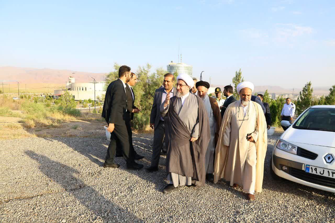 عطر افشانی و غبار روبی مزار شهید گمنام سایت اداری منطقه آزاد ارس