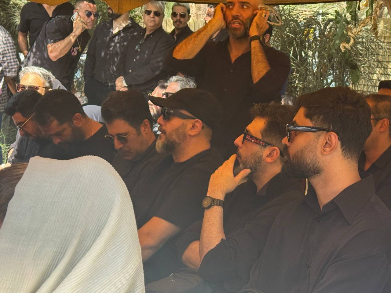 کامبیز دیرباز در مراسم خاکسپاری امیدجهان