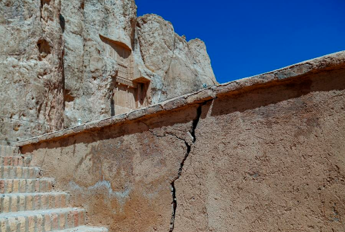 بحران فرونشست در تخت جمشید