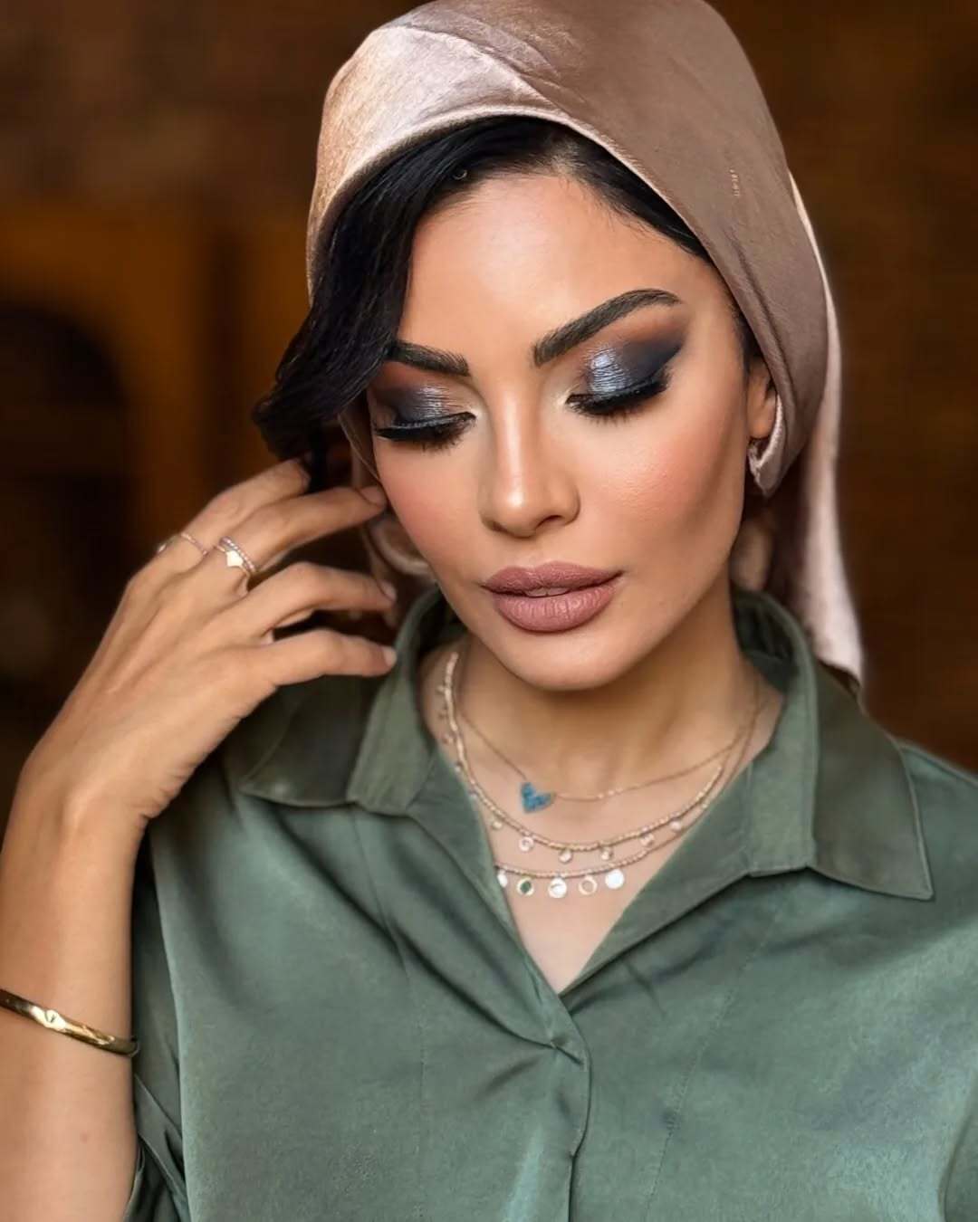 صحرا اسداللهی با گریم خاص و لباس ساتن