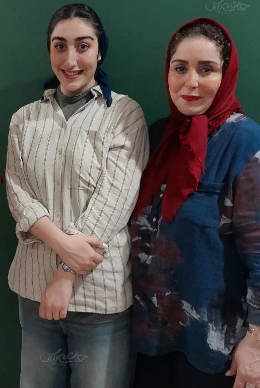 ژاله صامتی در پشت صحنه یک تئاتر