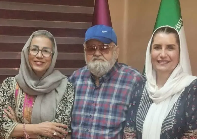 اکبر عبدی و همسرش در کنار فریبا کوثری