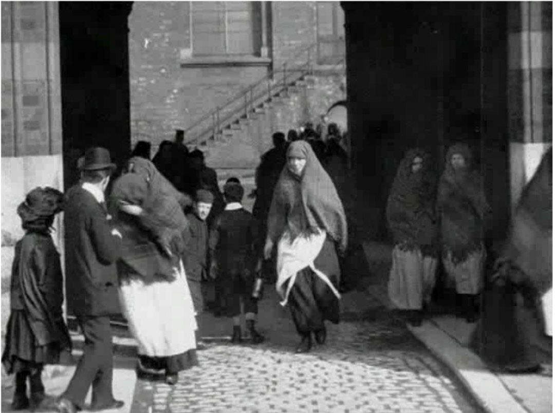 عکس/ پوشش متفاوت زنان انگلیس حدود ۱۰۰ سال پیش