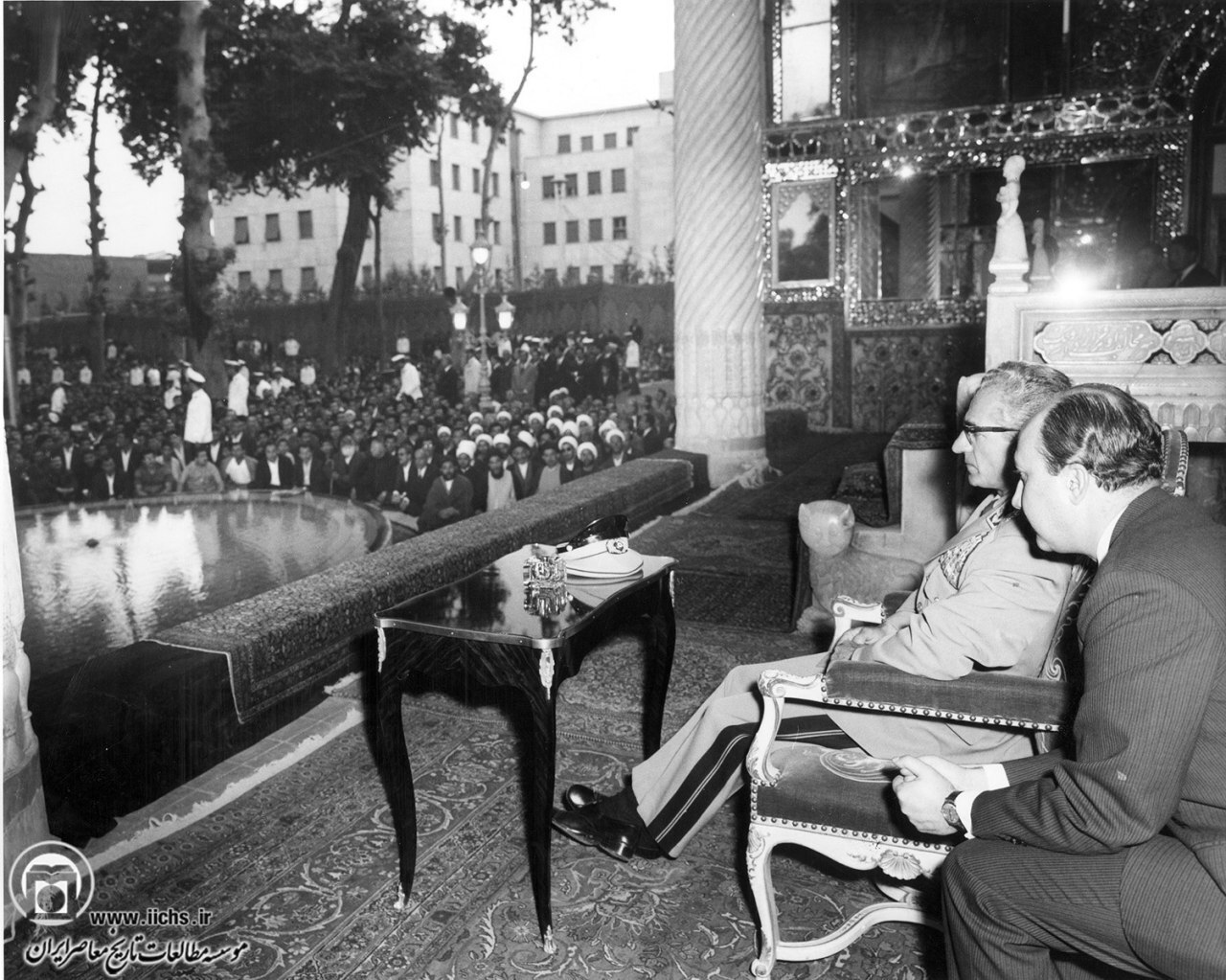 حسنعلی منصور در کنار محمدرضاشاه در ایوان تخت مرمر حدود ۷۰ سال پیش