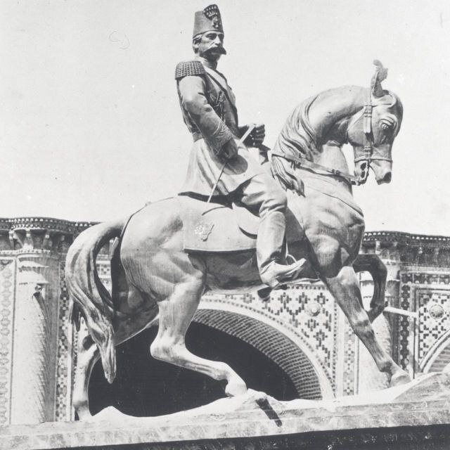 مجسمه ناصرالدین شاه قاجار بازمانده از ۱۴۰ سال پیش و سوار بر اسب