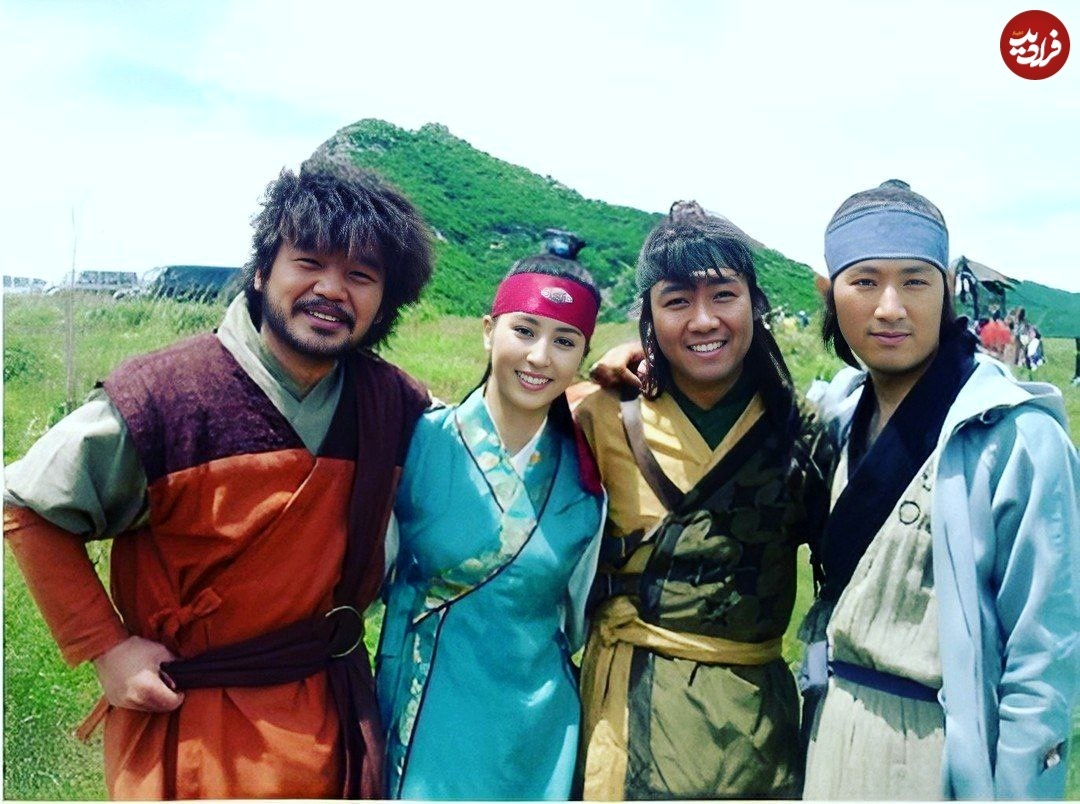 سوسانو در کنار اویی، ماری و هیوبو ۲۰ سال پیش در پشت صحنه سریال جومونگ