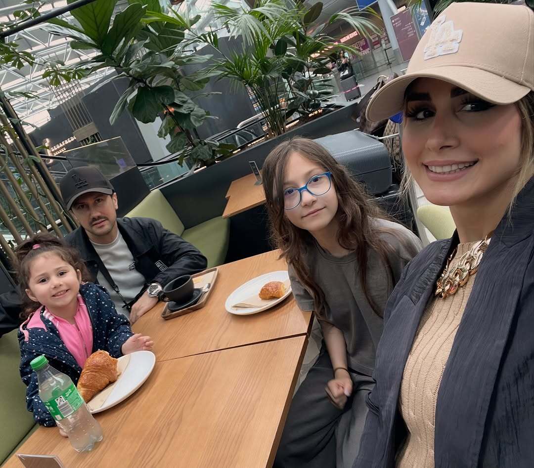 شاهرخ استخری و خانواده‌اش