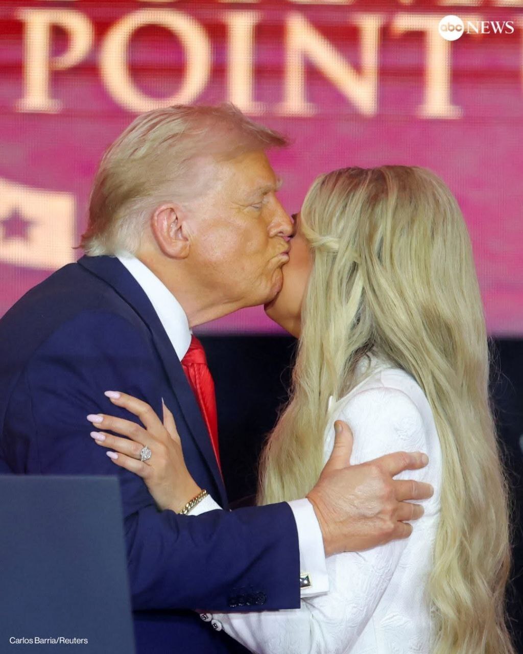 بوسه ترامپ بر گونه همسر چارلی کرک