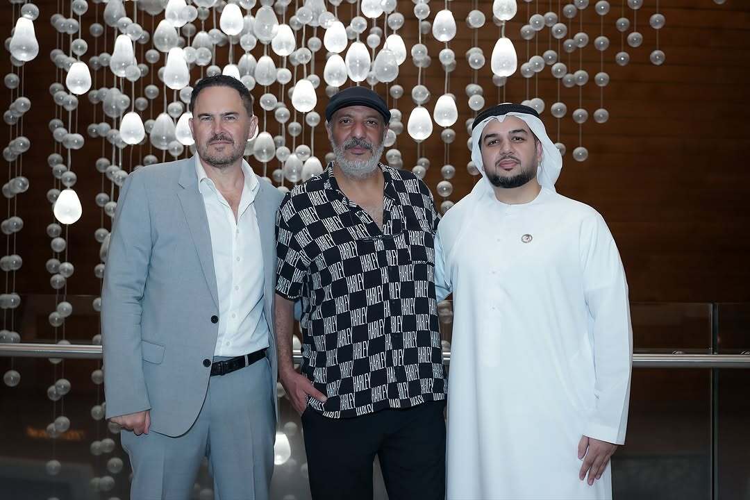 امیر جعفری در کنار چند شیخ و تاجر عرب