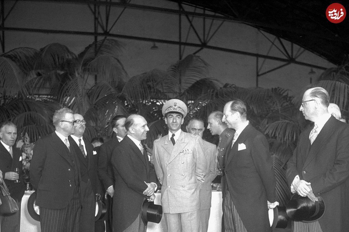 محمدرضا پهلوی در حال ادای احترام نظامی