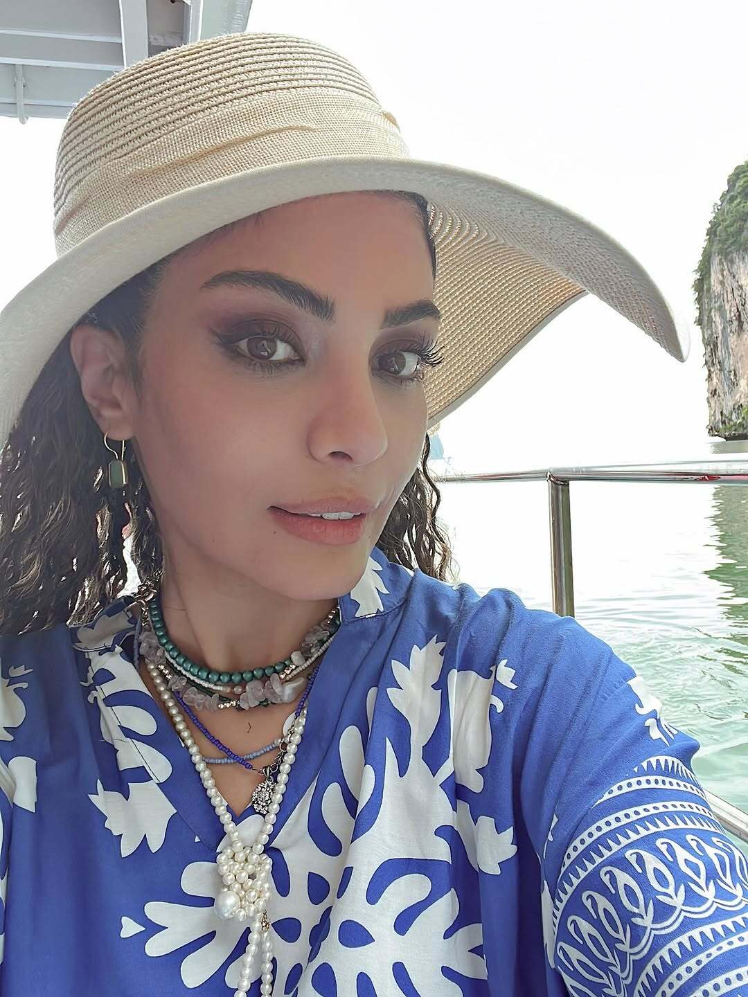 صحرا اسداللهی در تایلند با لباس پرنسسی