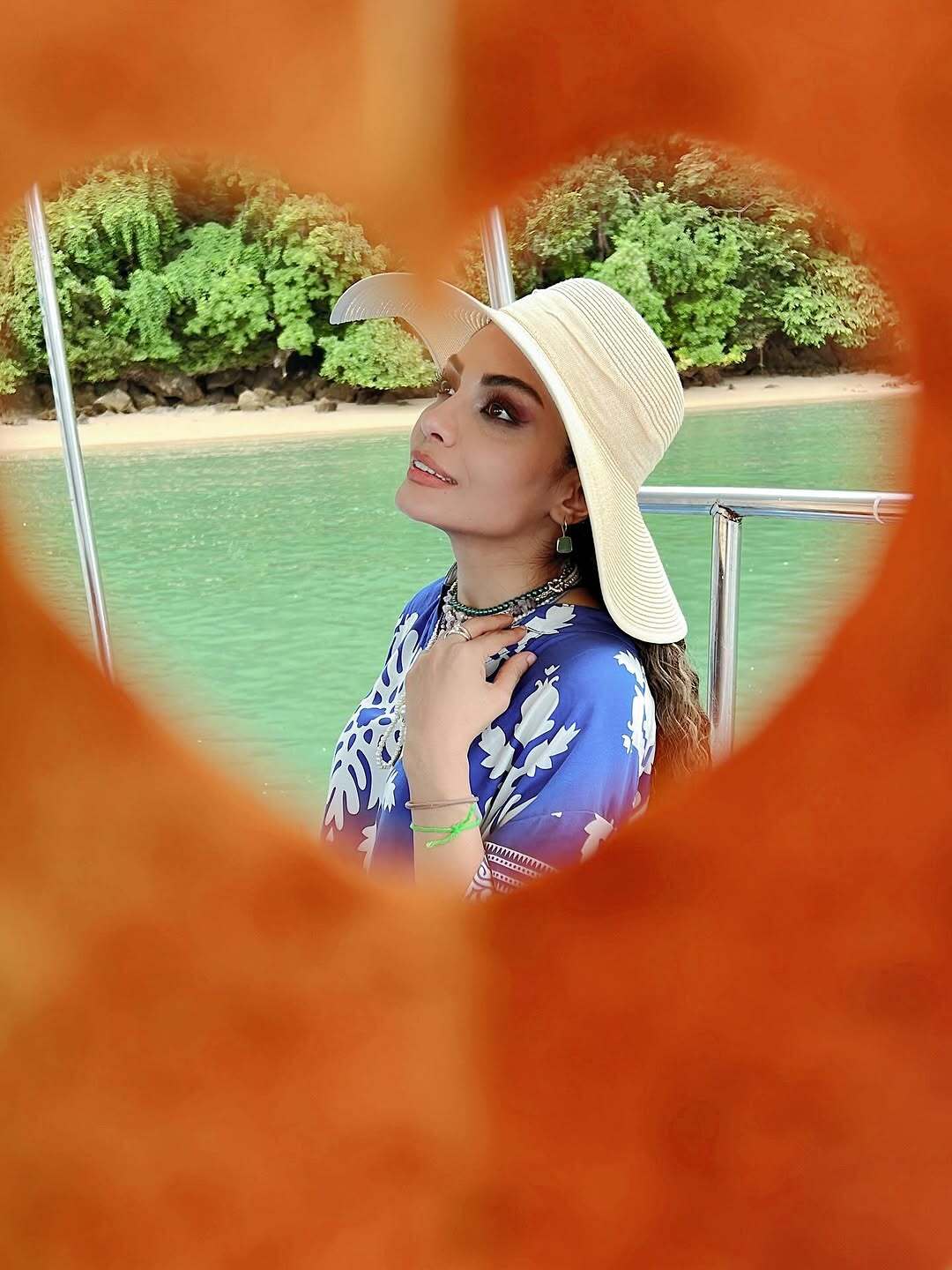 صحرا اسداللهی در تایلند با لباس پرنسسی و اکسسوری کیلویی