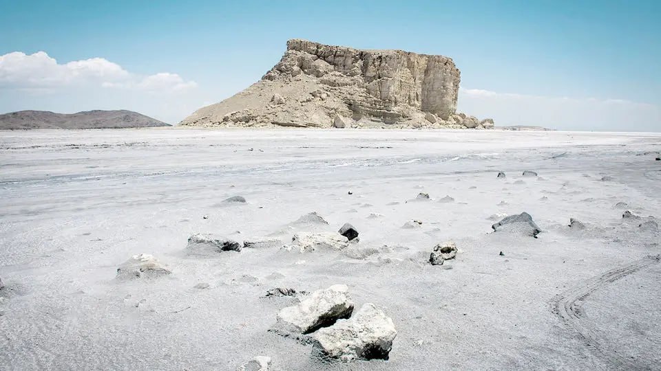 دریاچه ارومیه تبدیل به دشت نمک شد دریاچه ارومیه تبدیل به دشت نمک شد
