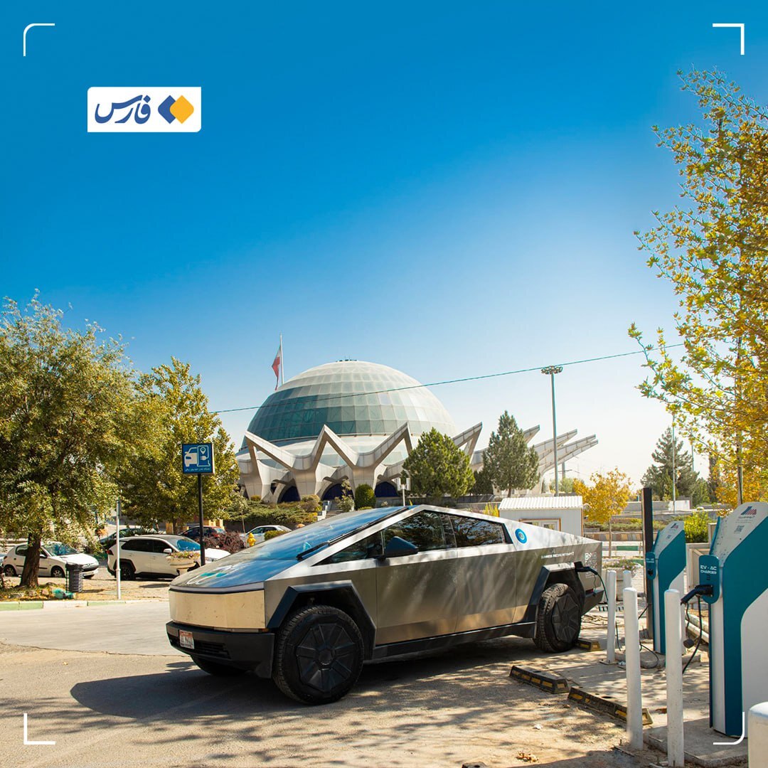 خودروی تسلا درحال شارژ