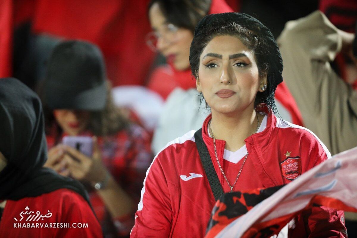 زنان پرسپولیس در ورزشگاه