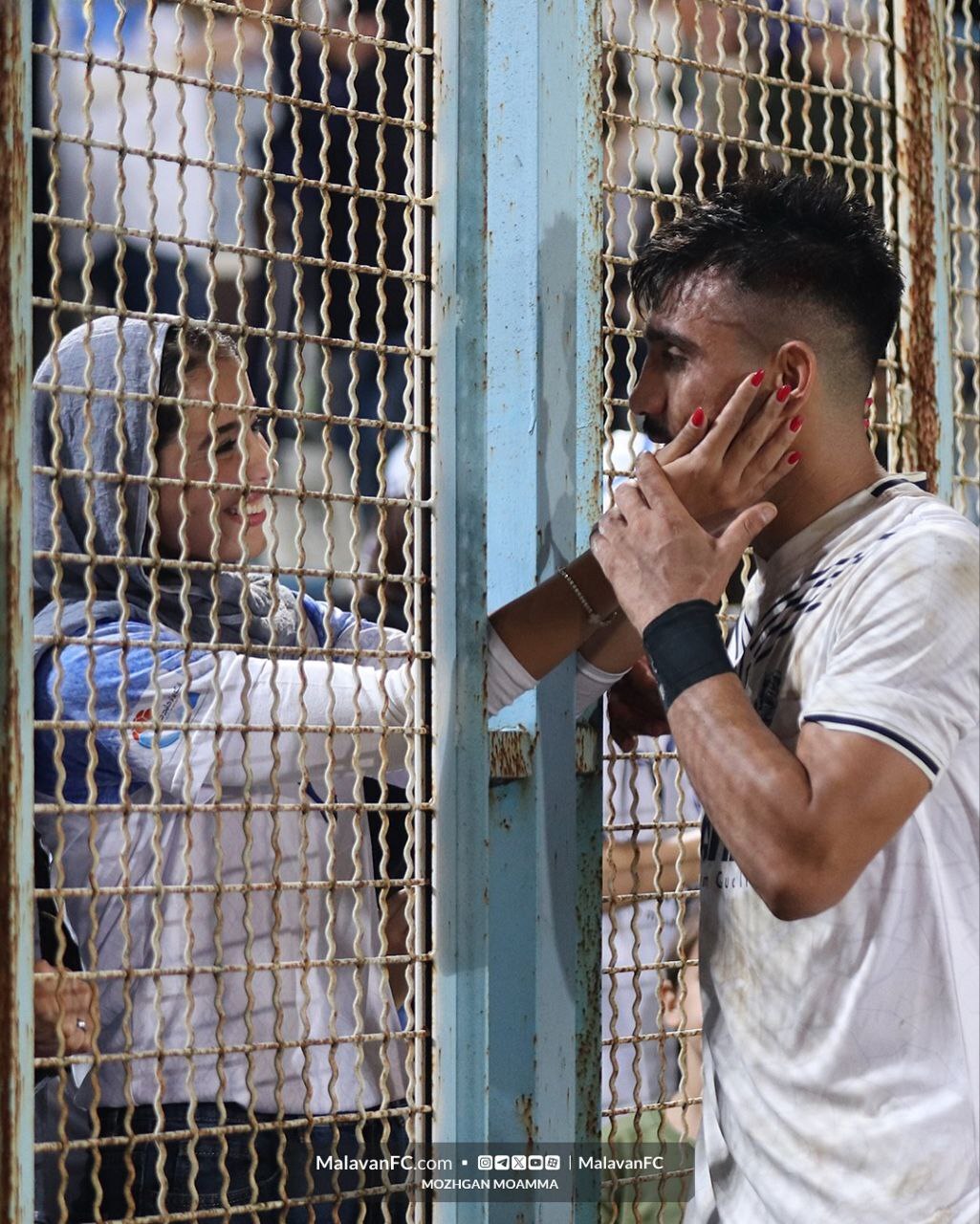 فوتبالیست جوان و همسرش پس از گلزنی