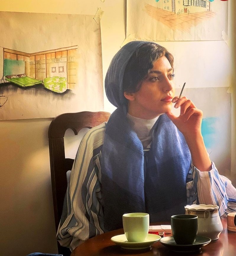 مرضیه بچه مهندس با ژست سیگار