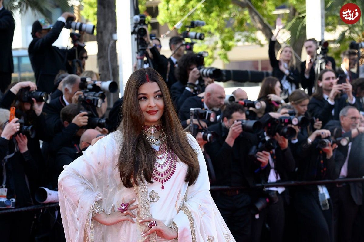 آیشواریا با لباس هندی سنگ دوز