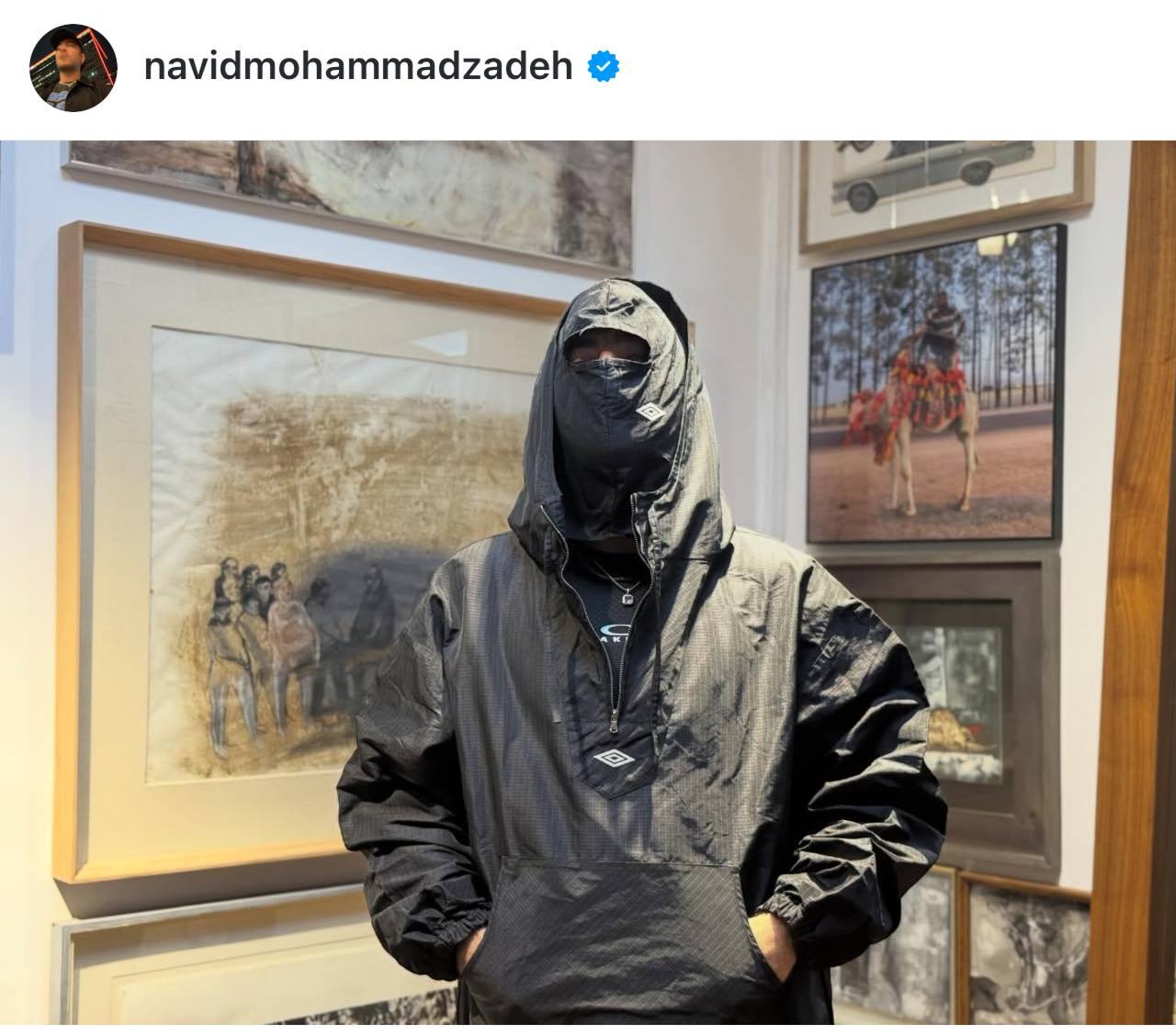 نوید محمدزاده در یک گالری