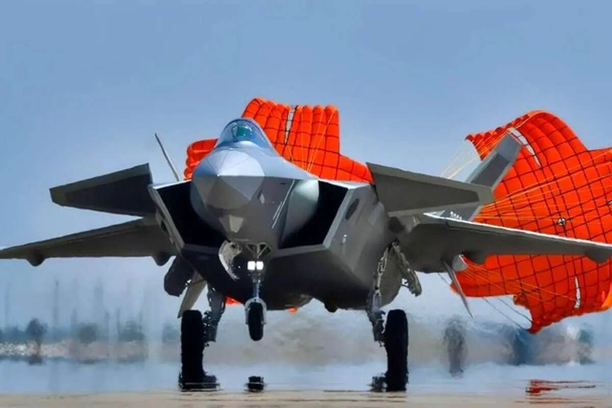 چین از جنگنده مرموز خود رونمایی کرد چین از جنگنده مرموز خود رونمایی کرد