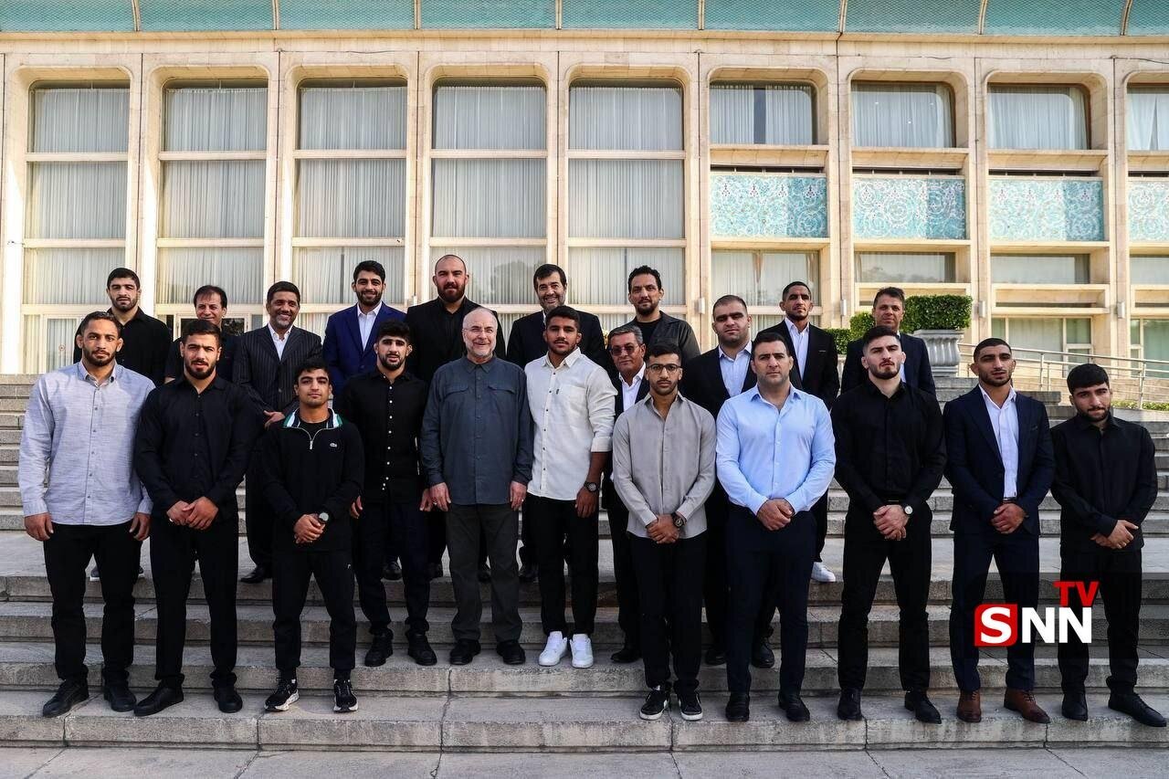 عکس یادگاری مدال‌آوران کشتی آزاد و فرنگی با قالیباف