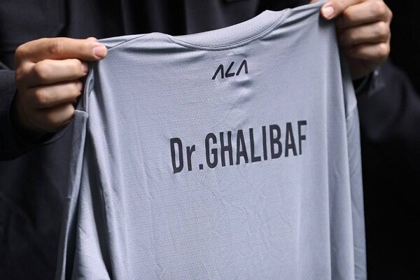 اهدای پیراهن تیم ملی کشتی به قالیباف