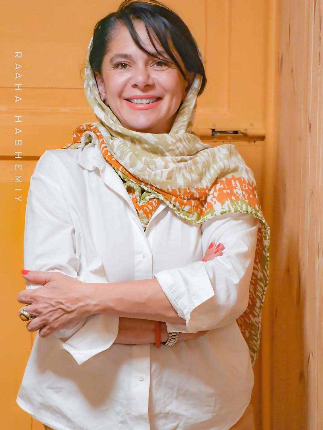 مستانه مهاجر با لباس پاستیلی