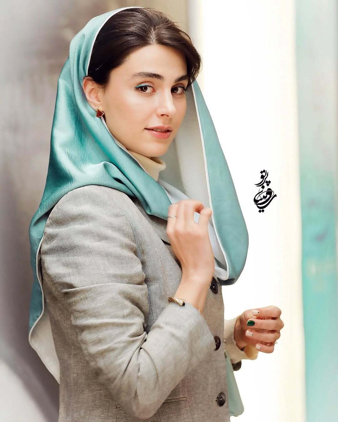 لاله مرزبان با لباس شنل دار