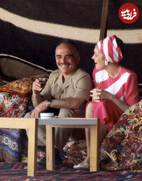 ملک حسین در حال قهوه خوردن