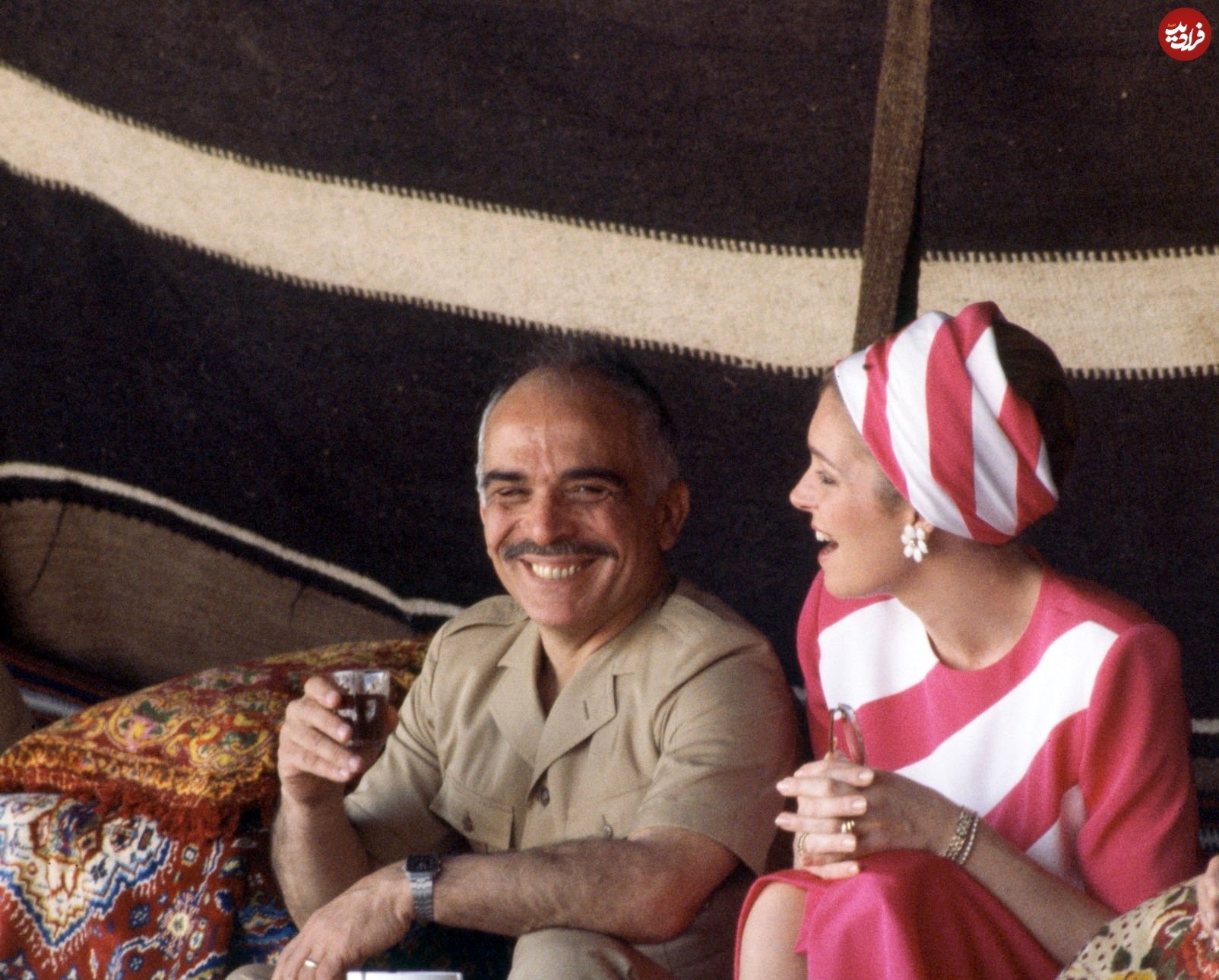 ملک حسین در کنار ملکه نور