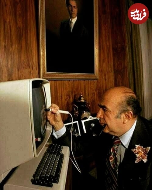 هویدا در حال کار