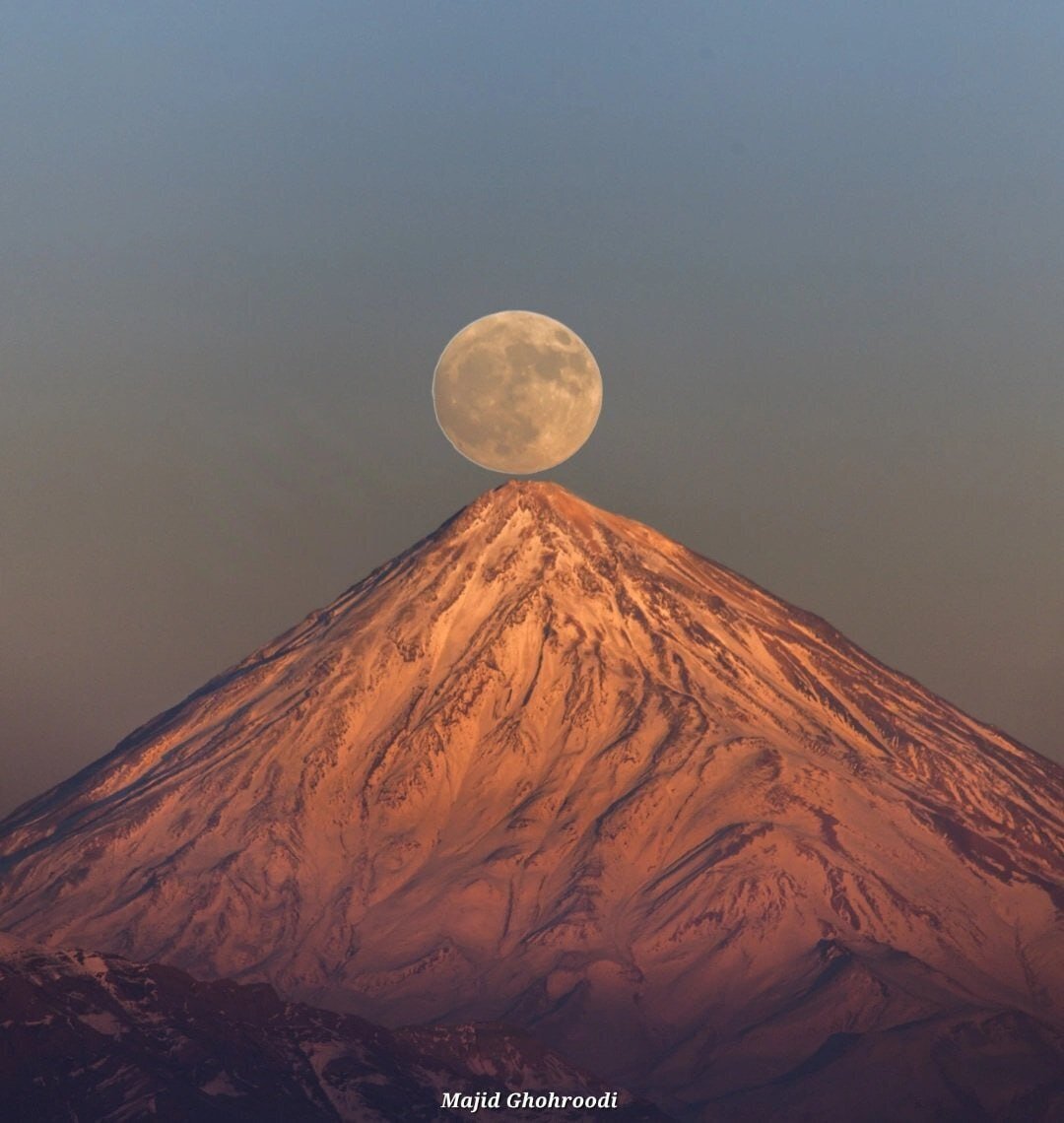 هم‌نشینی ماه کامل و دماوند
