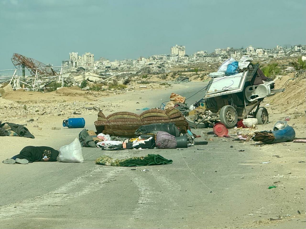 عکس/ تصویر دلخراش از قتل‌عام یک خانواده در غزه با پهپاد اسرائیلی